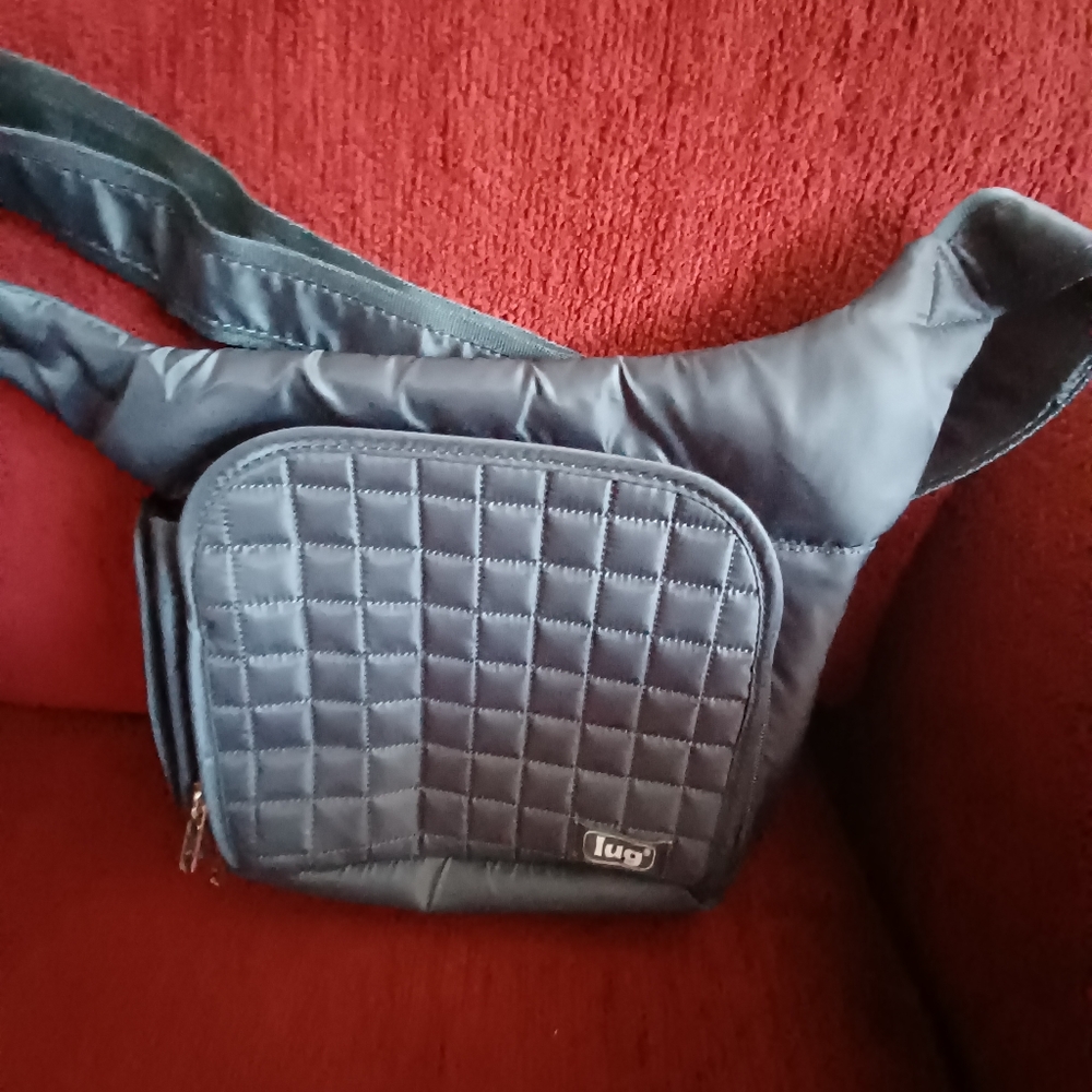 Lug crossbody